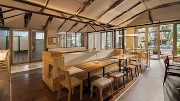 供应早餐、午餐和晚餐