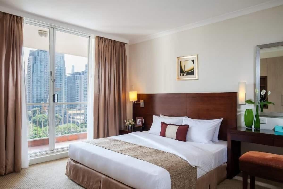 Minibar, caja de seguridad en la habitación y escritorio