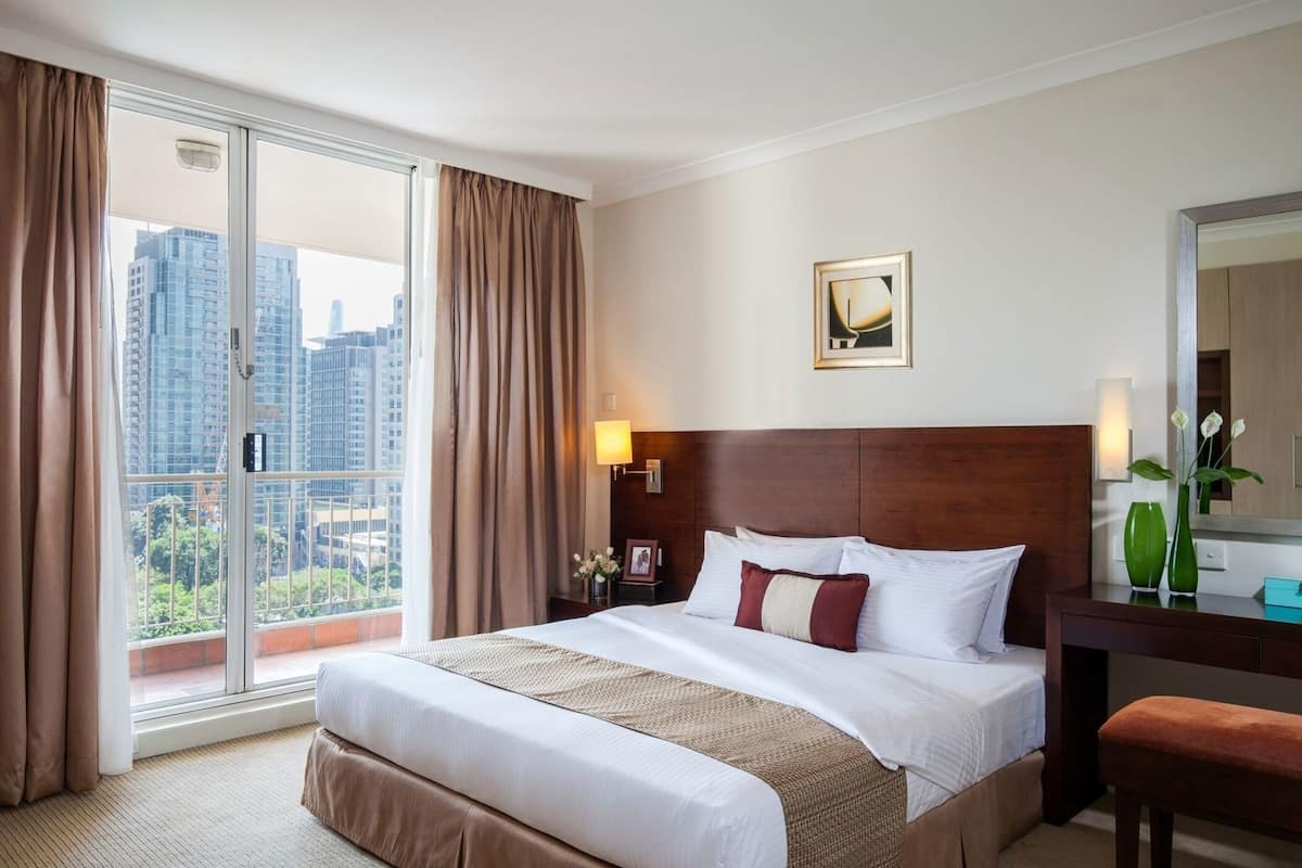 Minibar, caja de seguridad en la habitación y escritorio