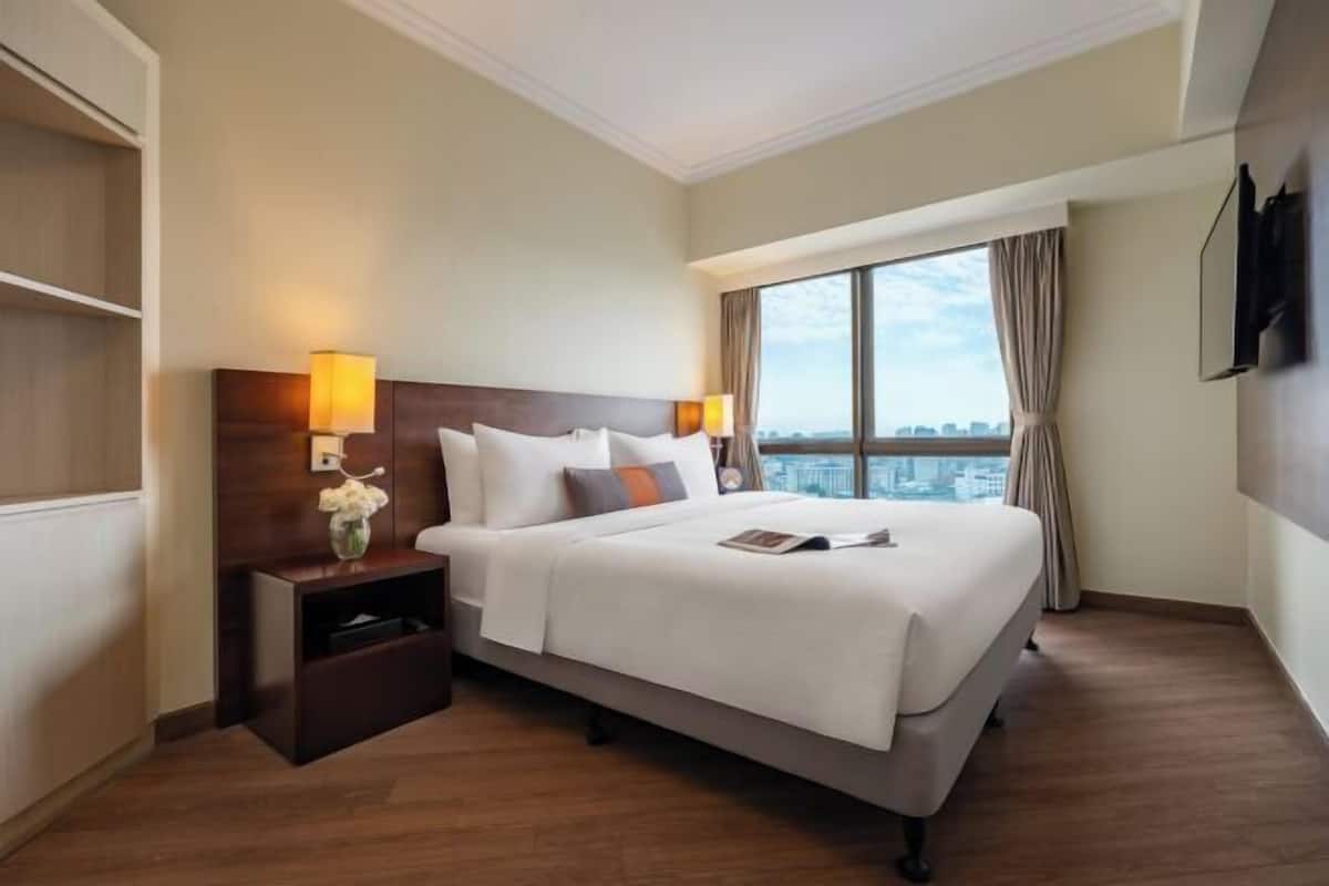 1 bedroom, in-room safe, desk, blackout curtains