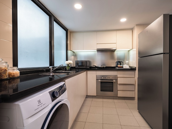 Executive kamer, 3 slaapkamers | Privékeuken | Een koelkast/vriezer, een magnetron, een oven