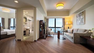 Habitación ejecutiva, 2 habitaciones | Área de sala de estar | Televisión LCD y reproductor de DVD