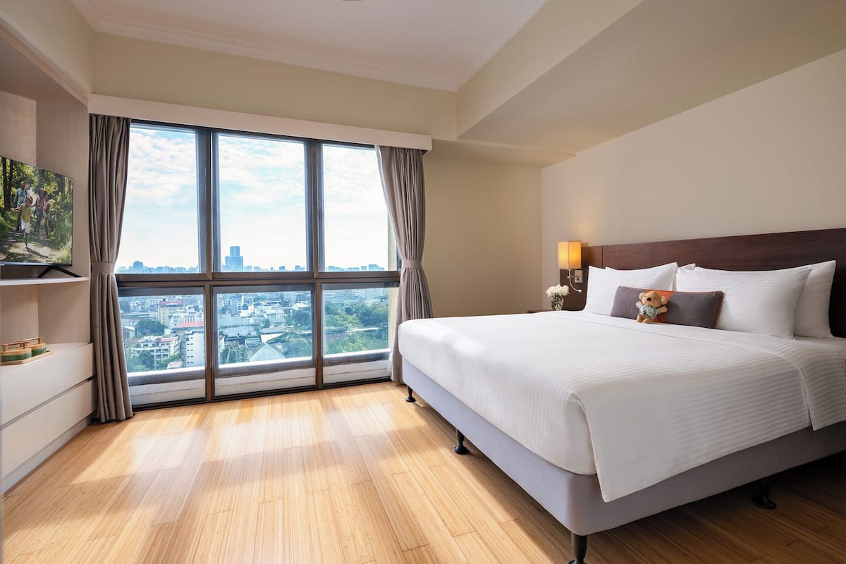 Executive Room, 3 Bedrooms | 1 bedroom, in-room safe, desk, blackout drapes
