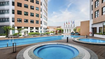 Una piscina al aire libre