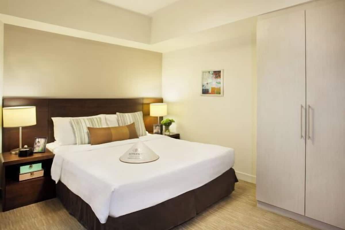 1 dormitorio, caja fuerte, escritorio y cortinas opacas