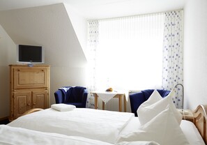 Chambre double | Literie hypoallergĂ©nique, coffre-fort, rideaux dâobscurcissement