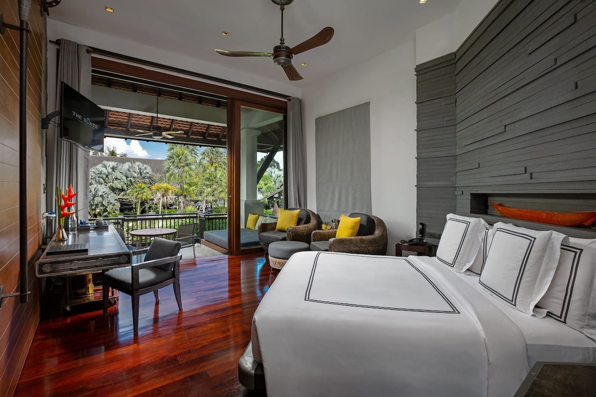 Pearl Bed Suite