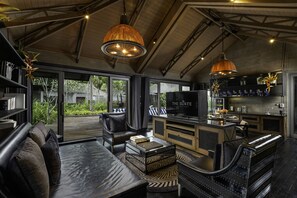 Two Bedroom Pool Villa | リビング エリア | 32 インチのLED テレビ (衛星放送視聴可)、テレビ
