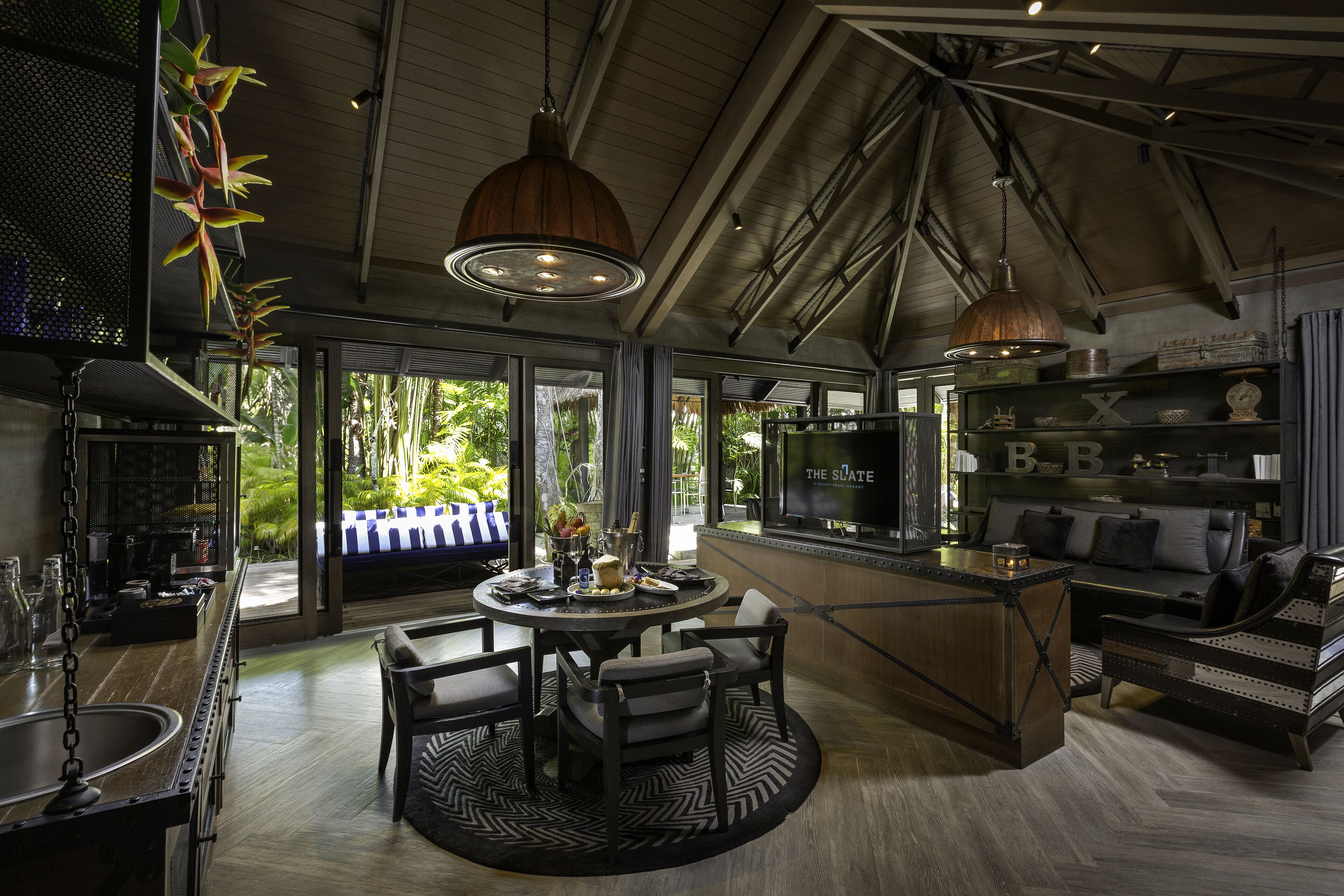 Two Bedroom Family Pool Villa | บริเวณนั่งเล่น | ทีวีจอแอลอีดี 32 นิ้ว พร้อมช่องดาวเทียม, ทีวี