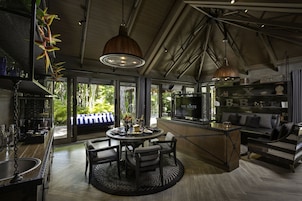 Two Bedroom Family Pool Villa | 起居区 | 32-英寸LED 电视 （配备卫星频道）、电视