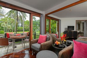 Indigo Studio | Oppholdsområde | En 32-tommers LED-TV med Parabol-TV samt TV