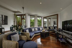 Two Bedroom Pearl Shell Suite | 客廳 | 32 吋LED 電視連衛星電視頻道、電視