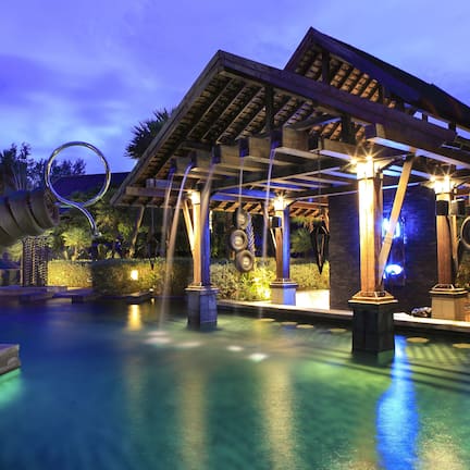 3 室外游泳池,池畔遮阳伞,日光浴躺椅