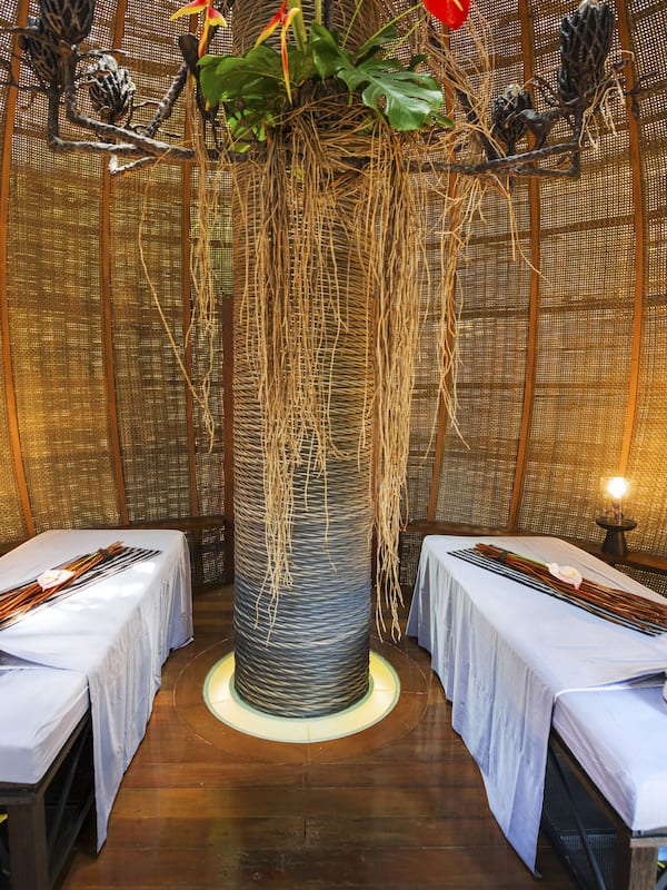 Couples treatment rooms, hot tub, body treatments, aromatherapy