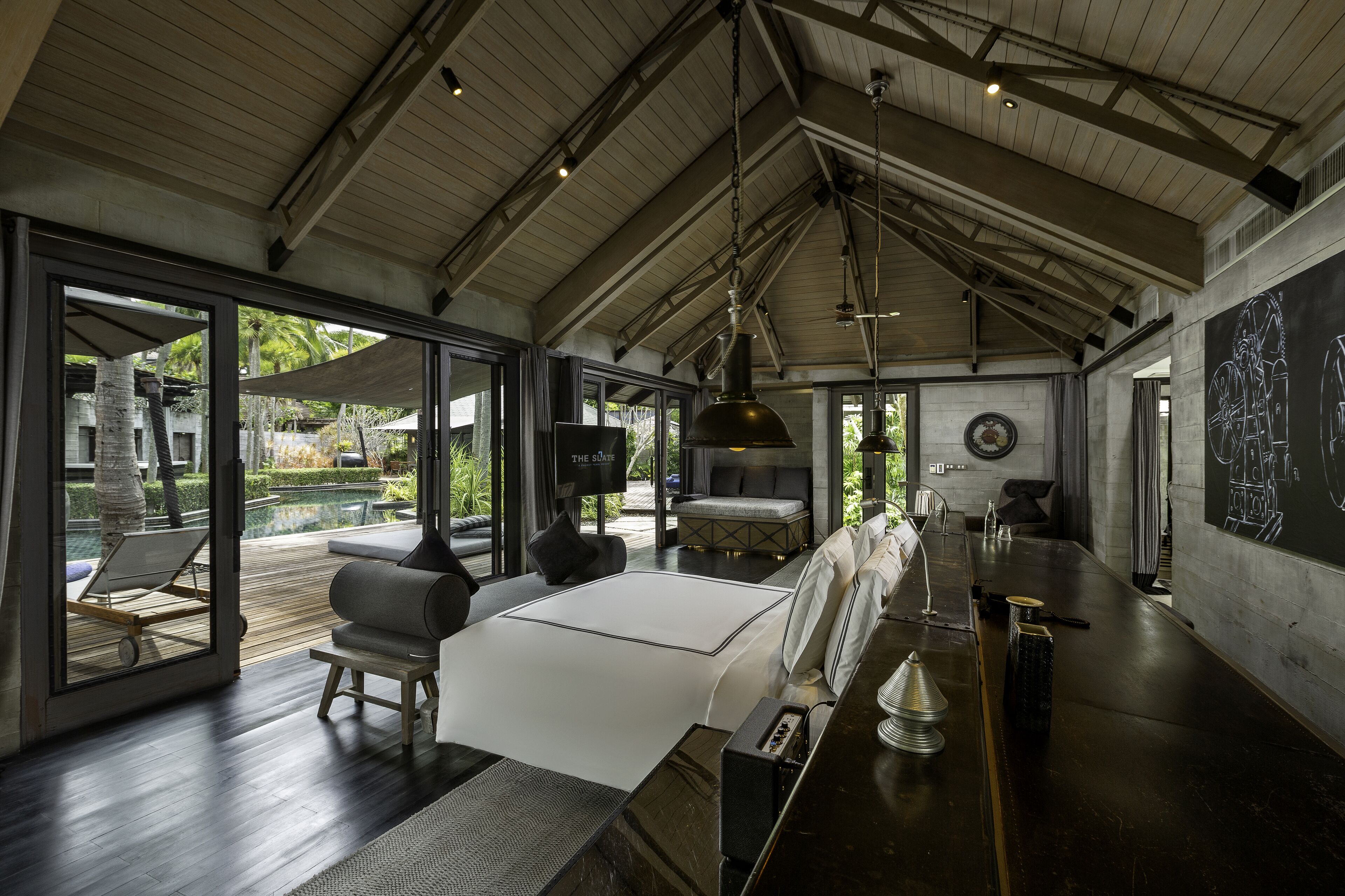 Two Bedroom Pool Villa | Minibar, safe på rommet, skrivebord og strykejern/-brett