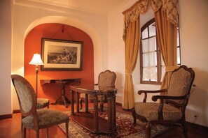 ジュニア スイート | セレクト コンフォート製ベッド、ミニバー、セーフティボックス (室内)、ベビーベッド (無料)