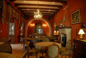 朝食 (ビュッフェ 、無料)