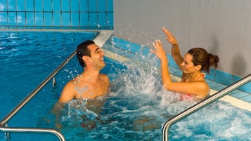 Innenpool, geöffnet von 07:00 Uhr bis 23:00 Uhr, Liegestühle