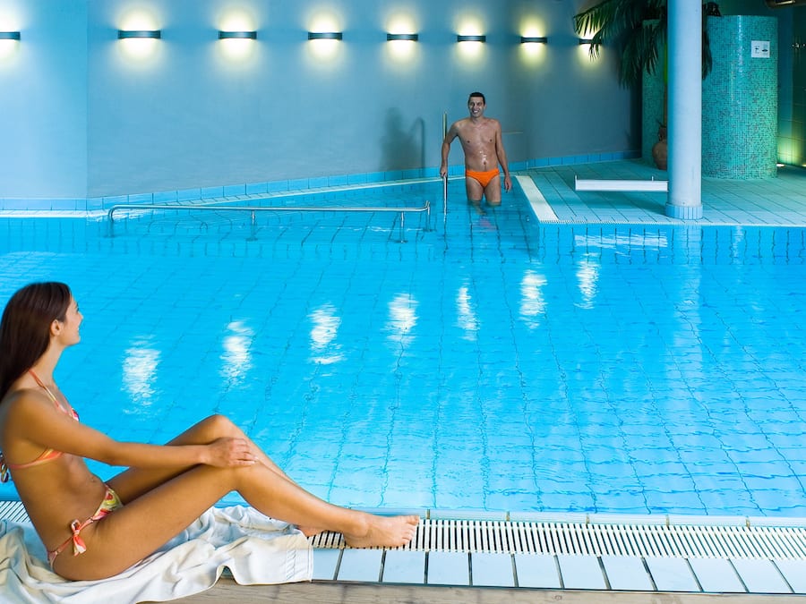 Indendørs pool, åben fra kl. 07.00 til kl. 23.00, liggestole
