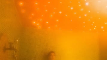 Un sauna, una bañera de hidromasaje, baño turco, tratamientos corporales