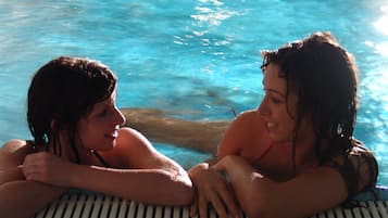 Piscina coperta, con ingresso dalle 07:00 alle 23:00, lettini