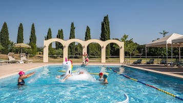 Piscina stagionale all'aperto, ombrelloni da piscina, lettini