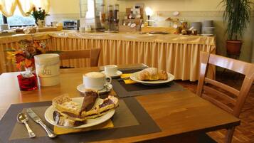 Petit déjeuner buffet servi tous les jours en supplément