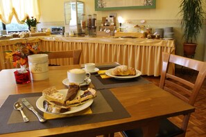 Café da manhã com buffet todos os dias mediante uma taxa