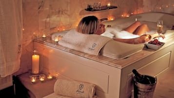Suite | Baño | Tina con regadera, amenidades de baño ecológicas, secadora de cabello