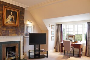 Suite – executive | Oppholdsområde | TV og bøker