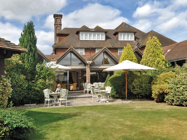 A large house with a spacious patio, outdoor seating, and a well-maintained garden. - Fredrick's Hotel Restaurant & Spa (Maidenhead)