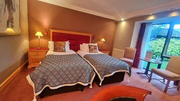 Classic Twin Room | Minibar, individually decorated, desk, laptop workspace