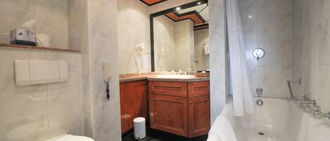 Un baño moderno con inodoro, lavamanos, tocador y bañera.