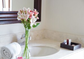 淋浴设施、免费洗浴用品、吹风机、毛巾