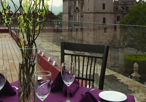 Ein Tisch für zwei mit Blick auf ein historisches Gebäude im Hintergrund.