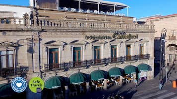 Vista frontal de la propiedad