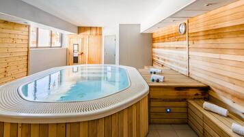 Indoor spa tub