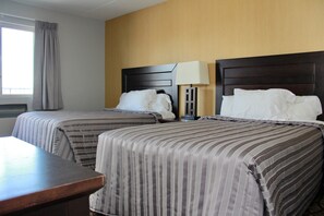 Chambre Deluxe, 2 lits doubles | Rideaux occultants, fer et planche à repasser, Wi-Fi gratuit