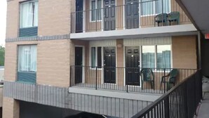 A two-story building with a balcony on the upper floor. - Victoria Motor Inn (Niagara Falls)