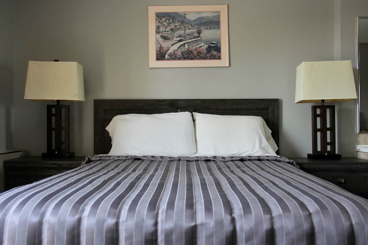 Queen Room with Hot Tub | Blackout drapes, iron/ironing board (on request), WiFi (free)