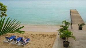 On the beach - Crystal Ripple Beach Lodge (Ocho Rios)