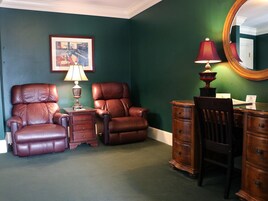 Escritorio, tabla de planchar con plancha, wifi gratis y ropa de cama