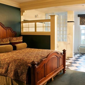 Desk, iron/ironing board, free WiFi, bed sheets - St. Brendan's Inn (Green Bay)