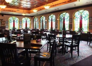 تقديم الإفطار والغداء والعشاء