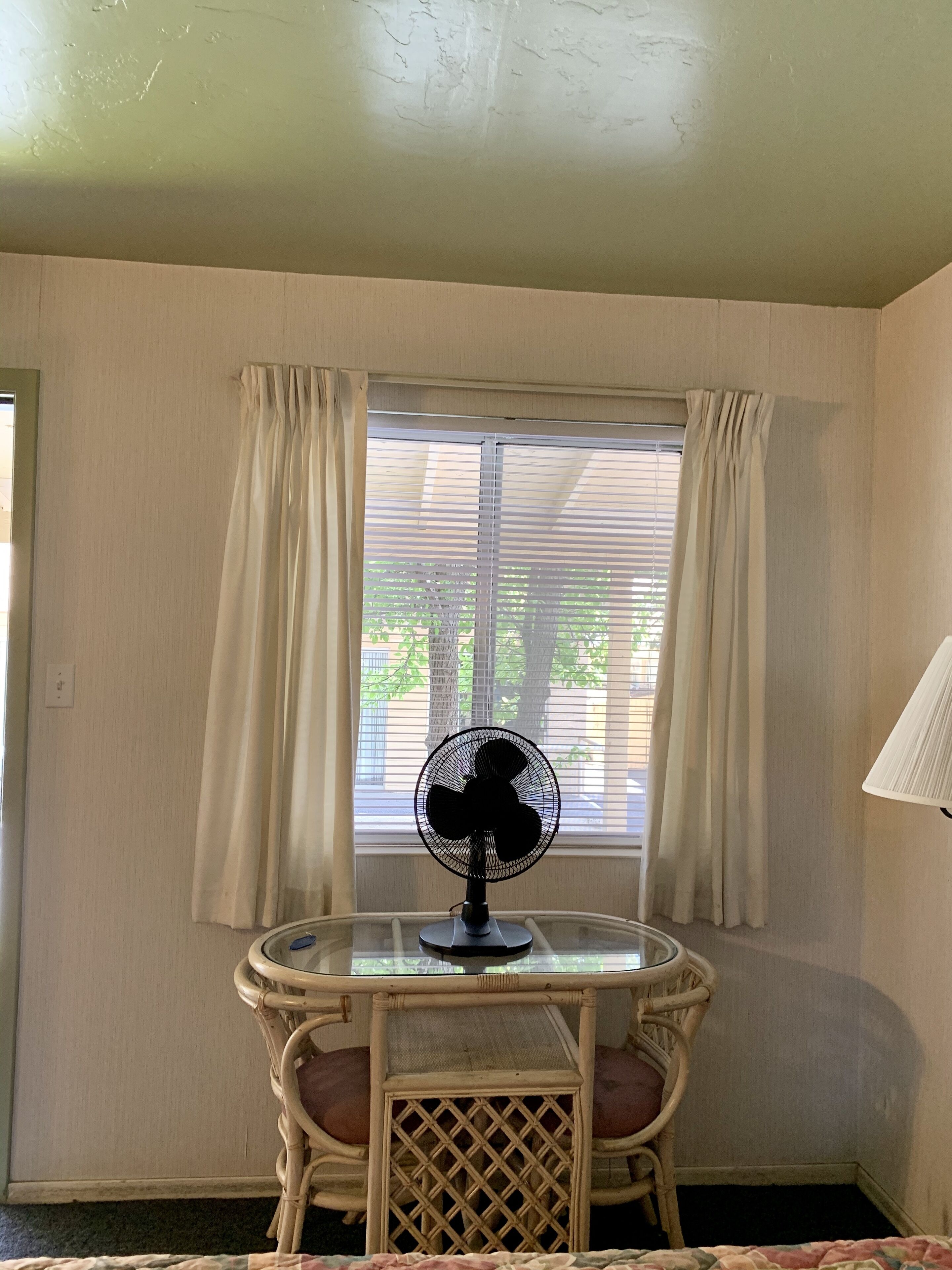 Standard Room, 1 Queen Bed | Living area | 32-inch flat-screen TV with digital channels, TV