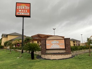 Exterior - Country Hill Inn and Suites (Eagle Pass)