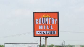 Señal para Country Hill Inn & Suites.