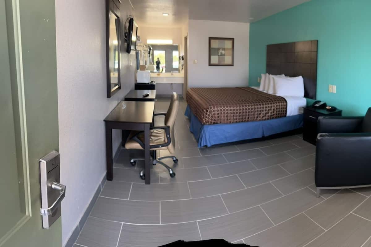 Ropa de cama de alta calidad y caja de seguridad en la habitación