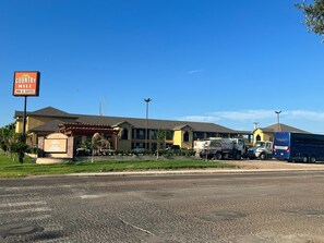 Front of property - Country Hill Inn and Suites (Eagle Pass)