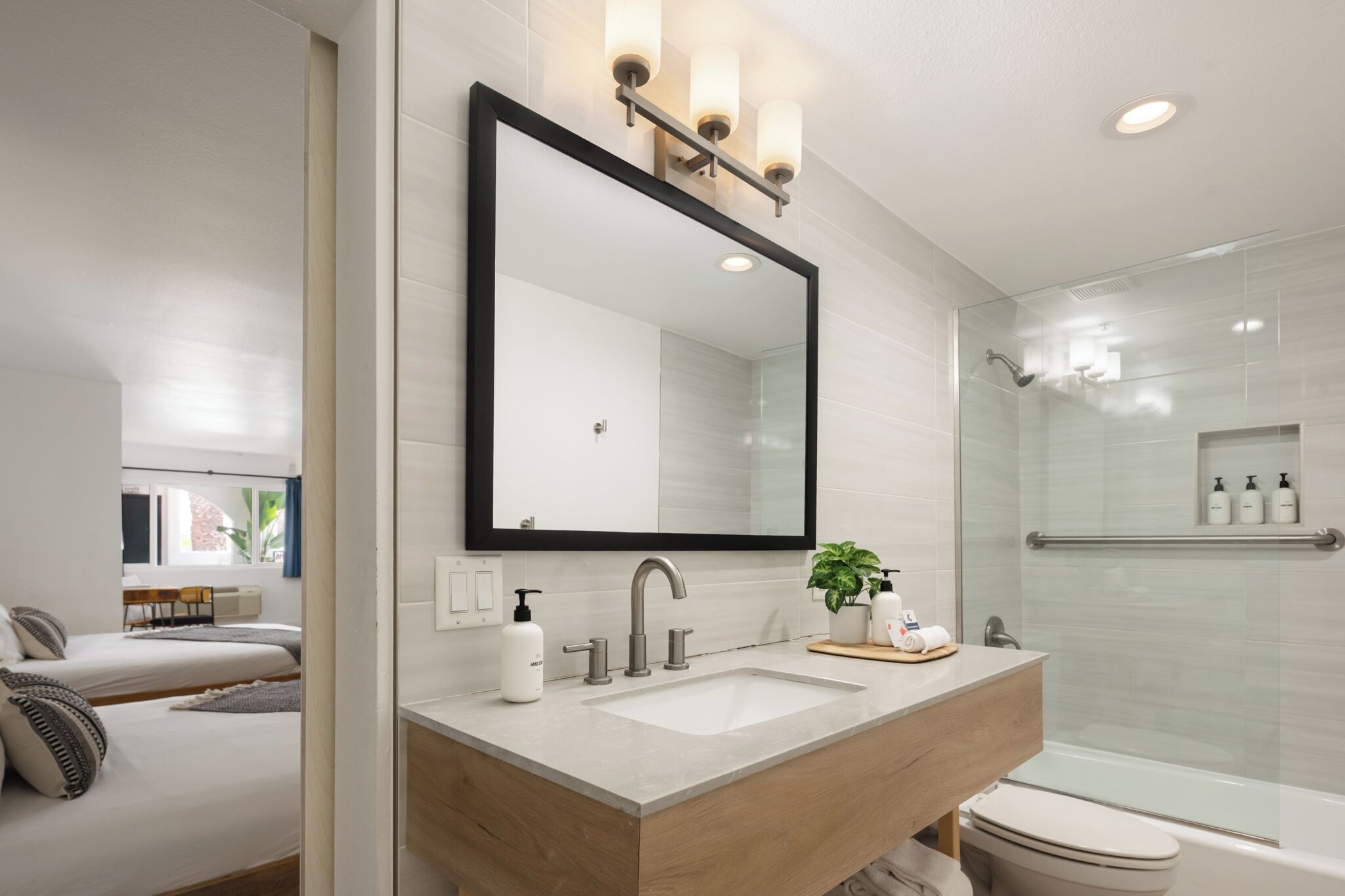 ห้องสแตนดาร์ด, เตียงควีนไซส์ 2 เตียง, ปลอดบุหรี่ | ห้องน้ำ | ฝักบัวในอ่างอาบน้ำ, ของใช้ในห้องน้ำฟรี, ไดร์เป่าผม, ผ้าเช็ดตัว